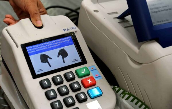 Featured image: Fingerprint scanner used by the CNE in Venezuela for the last couple of decades to avoid multiple votes from a single voter. File photo.