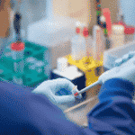 Testing for the Omicron subvariant of COVID-19 in a laboratory. Photo: Alba Ciudad.