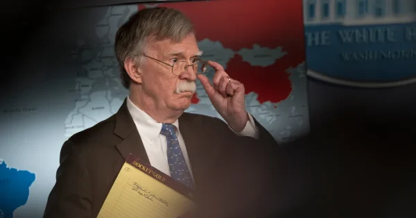 Infamous John Bolton appearance in a press conference about Venezuela with a notepad indicating in handwriting the sending of 5 thousand troops to Colombia in a cheap bluff operation. Photo: Time/file photo.