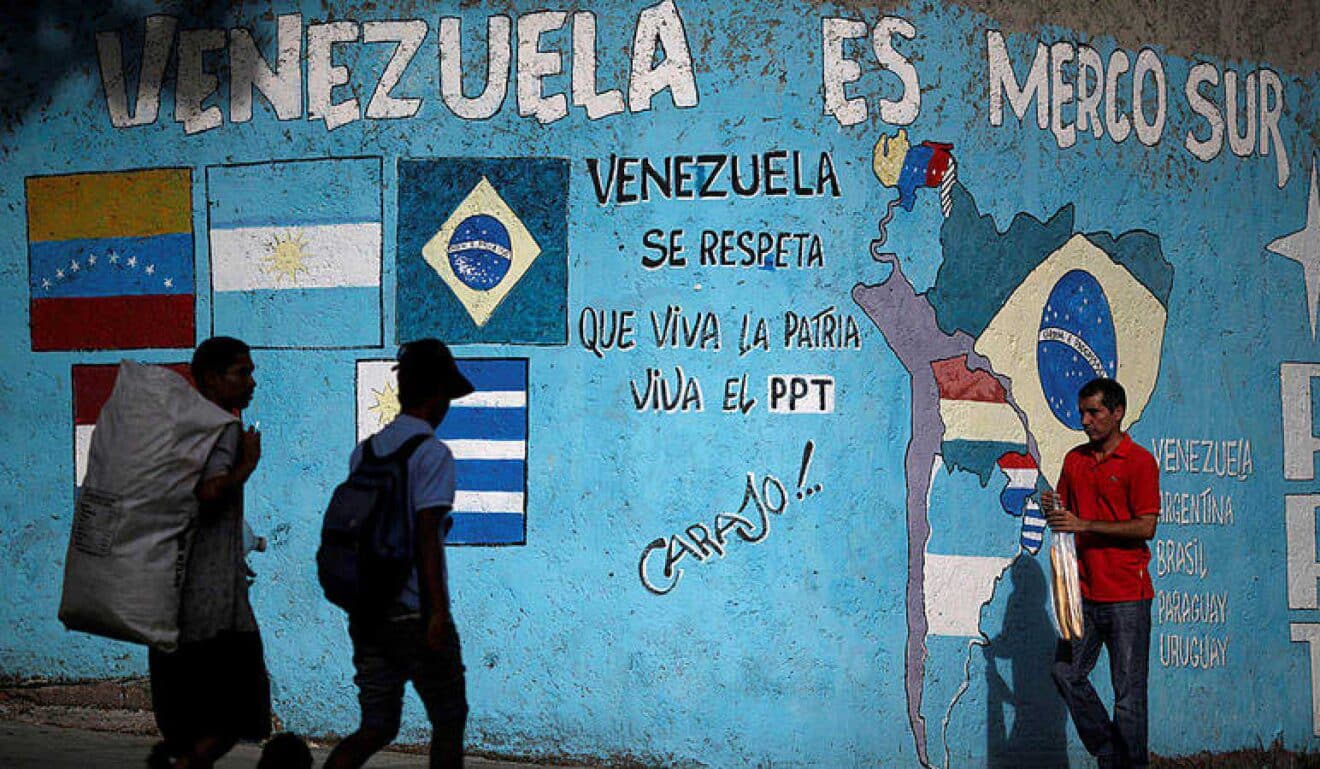 Street painting in Caracas showing a map of South America with the Mercosur countries and their flags. It reads "Venezuela is Mercosur." Photo: Reuters/Uslei Marcelino.