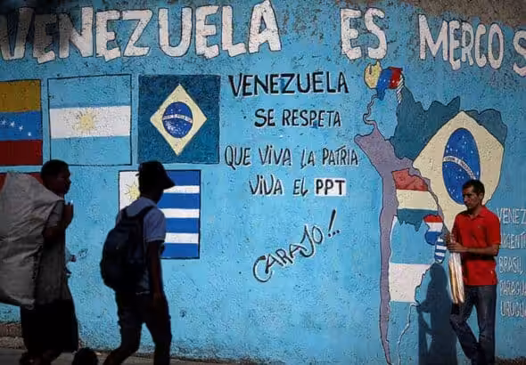 Street painting in Caracas showing a map of South America with the Mercosur countries and their flags. It reads "Venezuela is Mercosur." Photo: Reuters/Uslei Marcelino.
