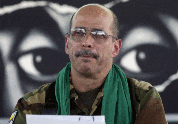 In this Jan. 13, 2002 photo, the Commander of the Revolutionary Armed Forces of Colombia (FARC), Simón Trinidad, reads a declaration during a press conference in Los Pozos, Colombia. Photo: AP