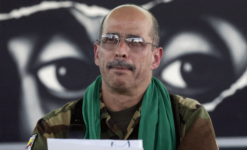 In this Jan. 13, 2002 photo, the Commander of the Revolutionary Armed Forces of Colombia (FARC), Simón Trinidad, reads a declaration during a press conference in Los Pozos, Colombia. Photo: AP