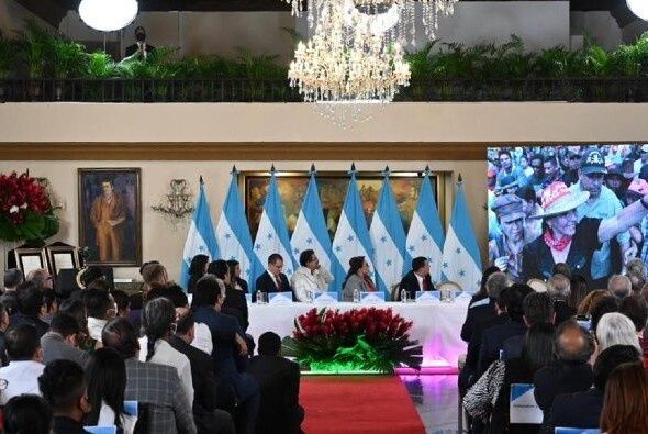 Featured image: Ceremony chaired by President Xiomara Castro and her husband Manuel Zelaya, together with Ecuadorian ex-President Rafael Correa, Paraguayan ex-President Fernando Lugo, and Venezuelan Minister for Communes Jorge Arreaza, among other personalities, in the Presidential Palace, Tegucigalpa, on June 27, 2022. Photo: Telesur.