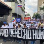 Workers and pensioners protesting in front of Venezuelan Central Bank, Urdaneta Avenue, Caracas. Many of these protests are orgnaized by opposition parties and the Venezuelan Communist Party. Photo: Twitter/@promedehum.