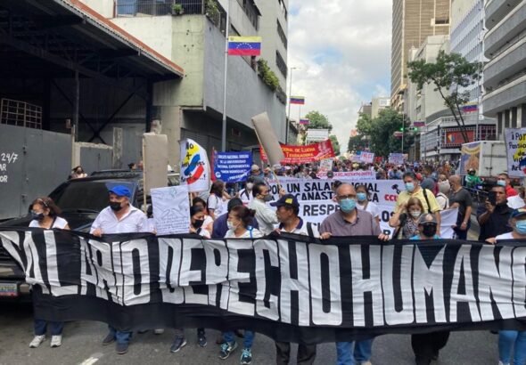Workers and pensioners protesting in front of Venezuelan Central Bank, Urdaneta Avenue, Caracas. Many of these protests are orgnaized by opposition parties and the Venezuelan Communist Party. Photo: Twitter/@promedehum.