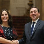 Chilean Foreign Affairs Minister Antonia Urrejola shakes hand with her Spanish counterpart, José Manuel Albares, in Madrid, Spain, on July 1, 2022. Photo: Cezaro De Luca/Europa Press /Gettyimages.ru.