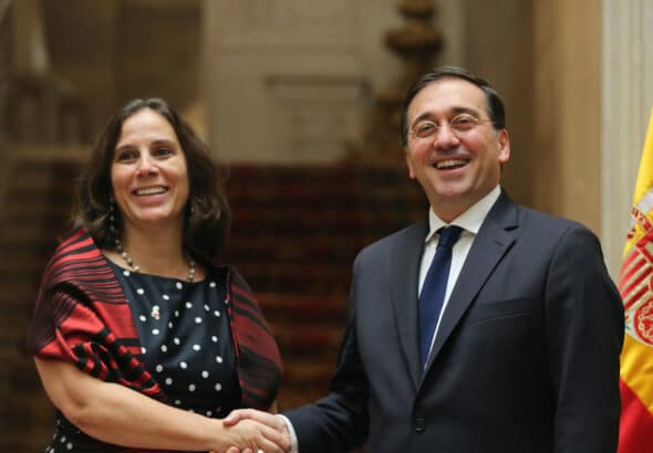 Chilean Foreign Affairs Minister Antonia Urrejola shakes hand with her Spanish counterpart, José Manuel Albares, in Madrid, Spain, on July 1, 2022. Photo: Cezaro De Luca/Europa Press /Gettyimages.ru.