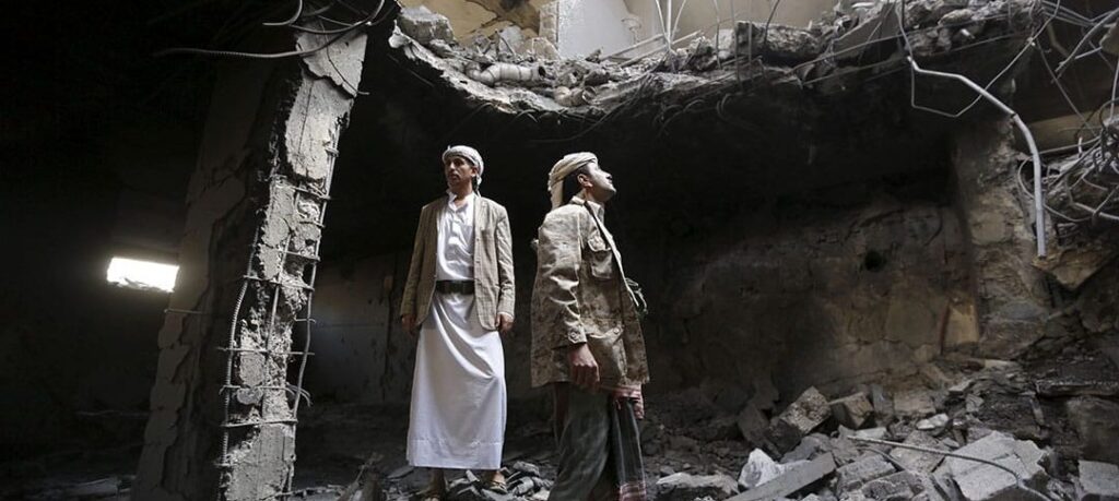 Houthi militants stand in the house of Houthi leader Yahya Aiydh, after Saudi-led air strikes destroyed it in Yemen's capital Sanaa September 8, 2015. Photo: Khaled Abdullah / Reuters