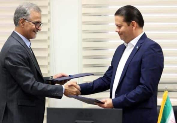 Director of Grupo Barekat, Akbar Borandegí (left), and the Nicaraguan ambassador in Tehran, Isaac Bravo, signing a cooperation pact, August 30, 2022. File photo.