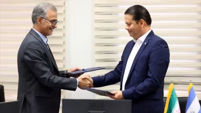 Director of Grupo Barekat, Akbar Borandegí (left), and the Nicaraguan ambassador in Tehran, Isaac Bravo, signing a cooperation pact, August 30, 2022. File photo.