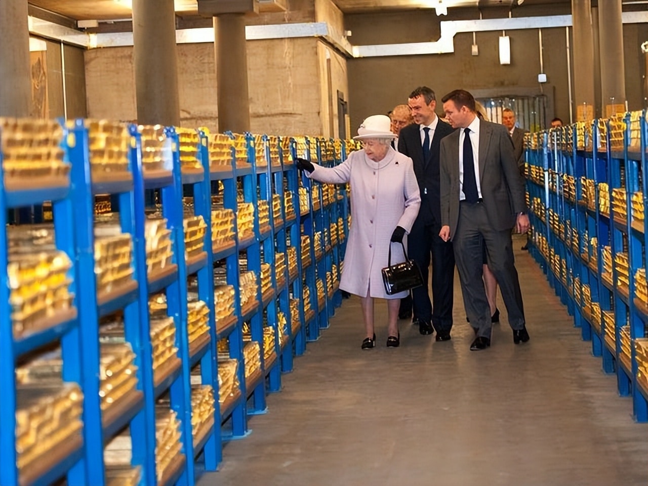 Queen Elizabeth II views stacks of gold during her visit to the Bank of England with Prince Philip, Duke of Edinburgh, on December 13, 2012, in London, England. Photo: Getty Images.