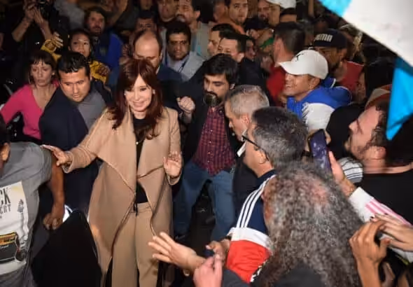Argentinian Vice President Cristina Fernández de Kirchner in the midst of her supporters. Photo: Télam.