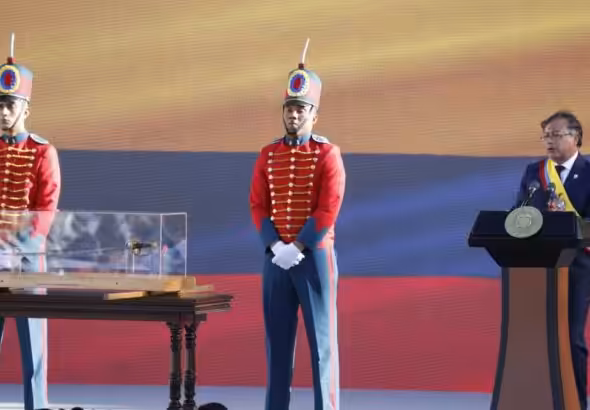 Colombian President Gustavo Petro during his inaugural speech next to the Sword of Simón Bolívar, the Liberator. Photo: Semana/Guillermo Torres.