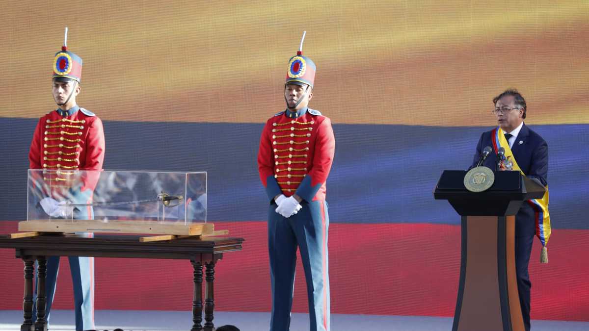 Colombian President Gustavo Petro during his inaugural speech next to the Sword of Simón Bolívar, the Liberator. Photo: Semana/Guillermo Torres.