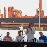 PSUV Deputy Jesus Faria speaking during a meeting with La Guaira authorities to discuss the SEZs. Photo: Ultimas Noticias.