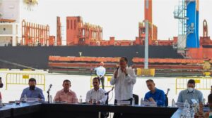 PSUV Deputy Jesus Faria speaking during a meeting with La Guaira authorities to discuss the SEZs. Photo: Ultimas Noticias.