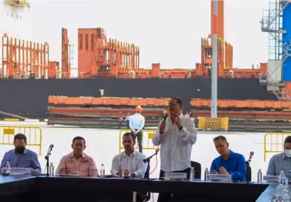 PSUV Deputy Jesus Faria speaking during a meeting with La Guaira authorities to discuss the SEZs. Photo: Ultimas Noticias.