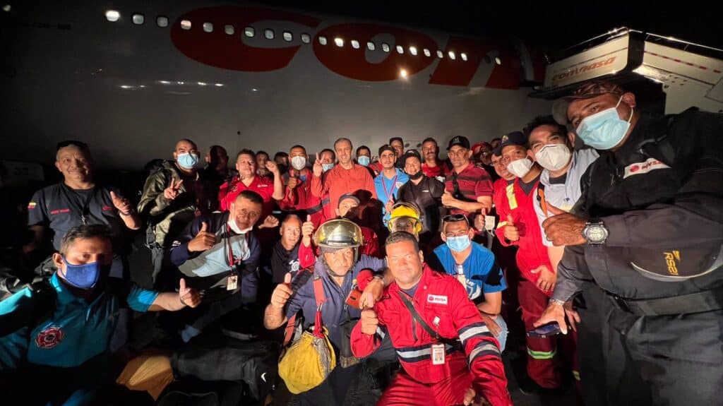 Venezuelan Minister for Oil Tareck El Aissami with members of the emergency response team sent to Cuba to cooperate in the extinguishing of a fuel fire affecting the city of Matanzas and the whole island since last Friday. Photos: Twitter/@TareckPSUV.