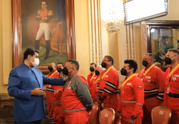 President Maduro decorates firefighters and technical experts who helped put out the fire in Cuba. Photo: Presidential Press