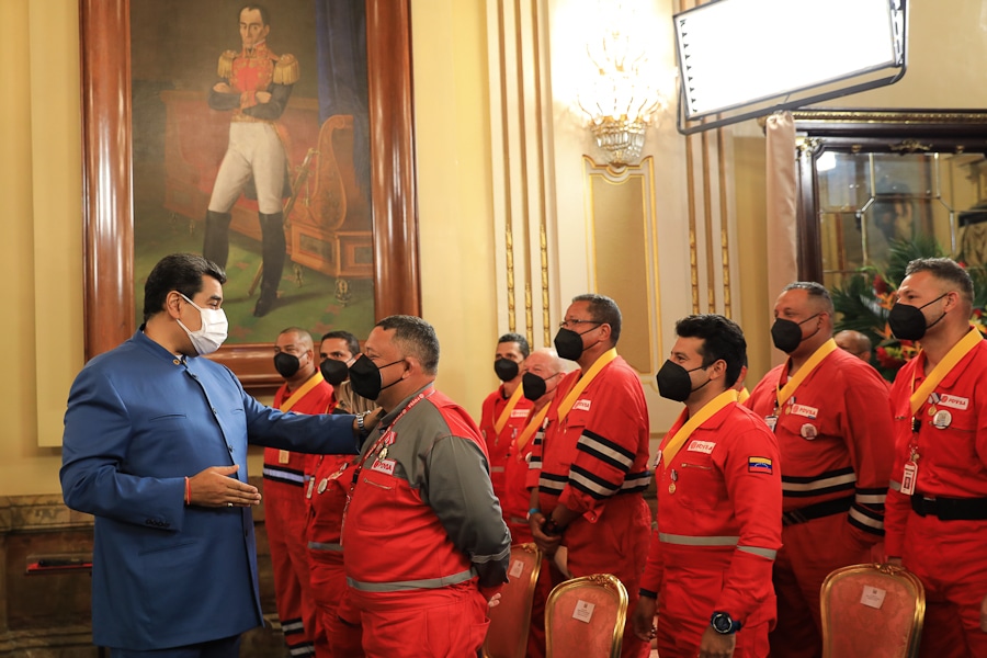 President Maduro decorates firefighters and technical experts who helped put out the fire in Cuba. Photo: Presidential Press