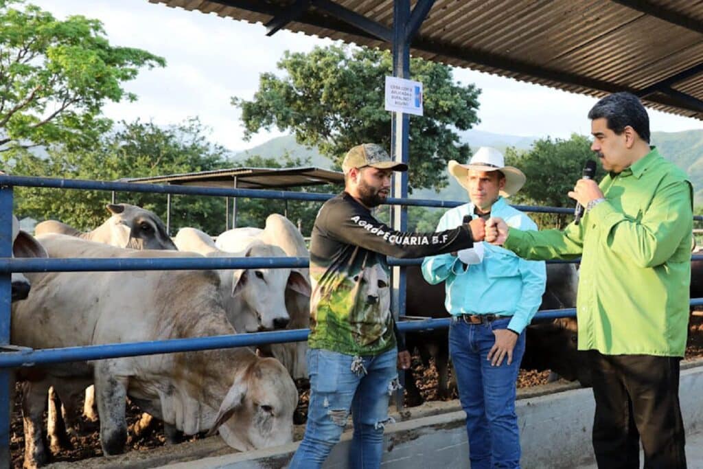 President Nicolás Maduro visits the state of Aragua and talks with producers from the area. File photo courtesy of Presidential Press.