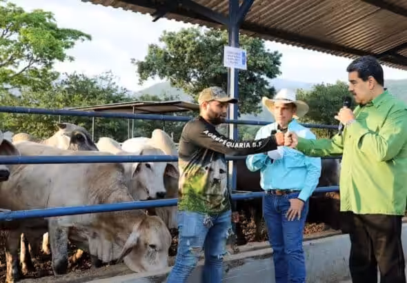 President Nicolás Maduro visits the state of Aragua and talks with producers from the area. File photo courtesy of Presidential Press.