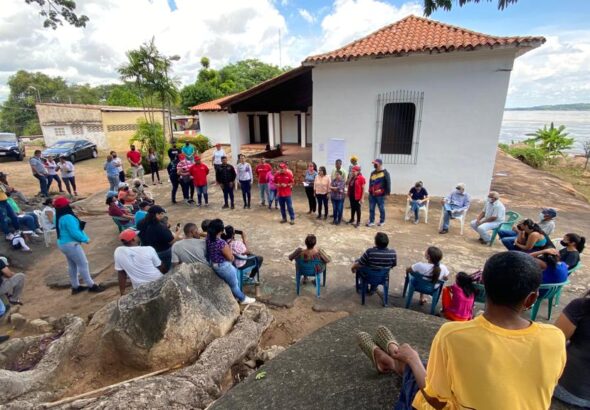 People assemble to choose PSUV grassroots delegates. Photo: Twitter/@PartidoPSUV.
