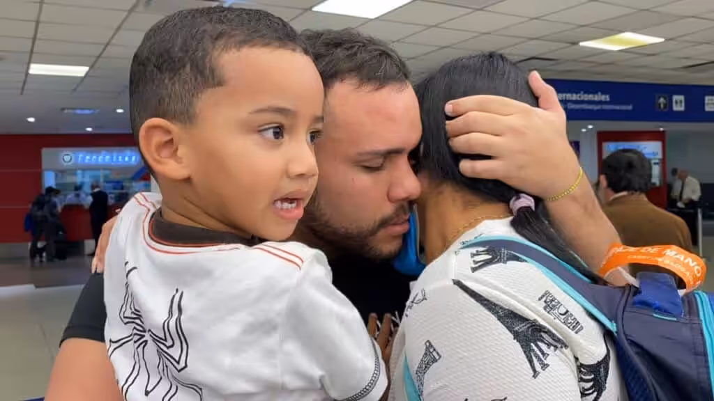 A Venezuelan EMTRASUR crew member controversially detained in Argentina reunites with his wife and son thanks to an initiative of the Venezuelan government. Photo: Twitter/@TransporteGobVe.