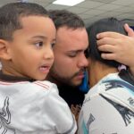 A Venezuelan EMTRASUR crew member controversially detained in Argentina reunites with his wife and son thanks to an initiative of the Venezuelan government. Photo: Twitter/@TransporteGobVe.
