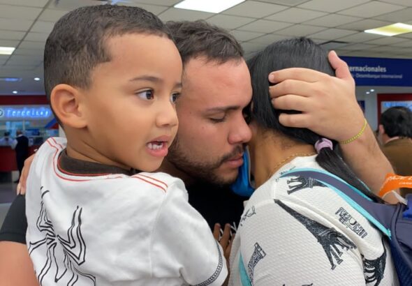 A Venezuelan EMTRASUR crew member controversially detained in Argentina reunites with his wife and son thanks to an initiative of the Venezuelan government. Photo: Twitter/@TransporteGobVe.