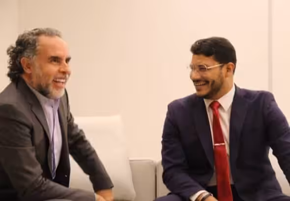 Venezuelan deputy foreign minister for Latin America, Rander Peña (right), and the new Colombian ambassador to Venezuela, Armando Bendetti (left), upon his arrival in Caracas. Photo: Twitter/@RedRadioVE.