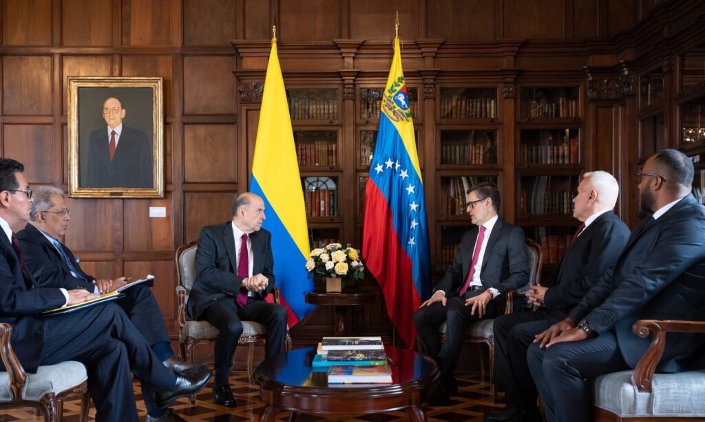 Venezuelan ambassador, Félix Plasencia (right) and Colombian foreign minister, Álvaro Leyva (left), talking during the ceremony of credential delivery as Venezuelan top diplomat in Bogota on Wednesday, August 31, 2022. Photo: Twitter/@CancilleriaCol.