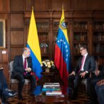 Venezuelan ambassador, Félix Plasencia (right) and Colombian foreign minister, Álvaro Leyva (left), talking during the ceremony of credential delivery as Venezuelan top diplomat in Bogota on Wednesday, August 31, 2022. Photo: Twitter/@CancilleriaCol.