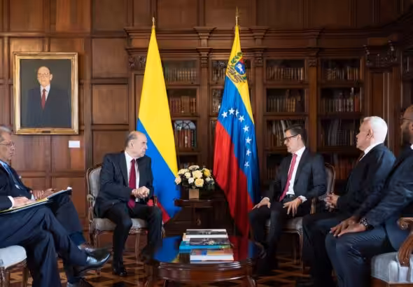 Venezuelan ambassador, Félix Plasencia (right) and Colombian foreign minister, Álvaro Leyva (left), talking during the ceremony of credential delivery as Venezuelan top diplomat in Bogota on Wednesday, August 31, 2022. Photo: Twitter/@CancilleriaCol.