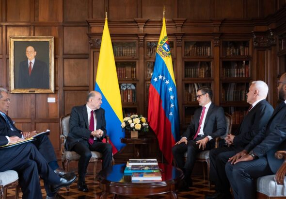 Venezuelan ambassador, Félix Plasencia (right) and Colombian foreign minister, Álvaro Leyva (left), talking during the ceremony of credential delivery as Venezuelan top diplomat in Bogota on Wednesday, August 31, 2022. Photo: Twitter/@CancilleriaCol.