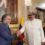 Venezuelan President Nicolás Maduro shakes hands with Colombian Ambassador Armando Benedetti at Miraflores Palace, Caracas, on Monday, August 29, 2022. Photo: Twitter/@AABenedetti.