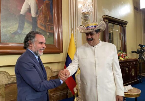 Venezuelan President Nicolás Maduro shakes hands with Colombian Ambassador Armando Benedetti at Miraflores Palace, Caracas, on Monday, August 29, 2022. Photo: Twitter/@AABenedetti.