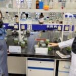 Two female researchers at the Agricultural Biotechnology Institute of Iran. Photo: @Gabrielasjr.