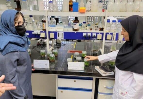 Two female researchers at the Agricultural Biotechnology Institute of Iran. Photo: @Gabrielasjr.