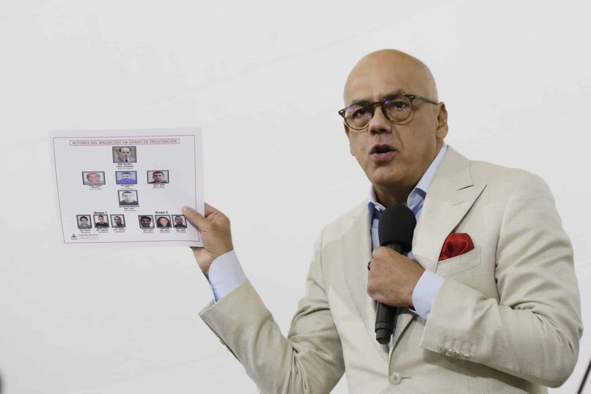 President of the Venezuelan National Assembly Jorge Rodriguez showing a slide with the photos of some of the terrorists sentenced on August 4 for the assassination attempt of August 2018 against President Nicolas Maduro. Photo: Willmer Herrades/Ultimas Noticias.