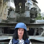 In the picture is journalist Sonja Van den Ende in front of a tank in the city of Lysychansk in Luhansk (LPR). Photo: Sonja Van den Ende.