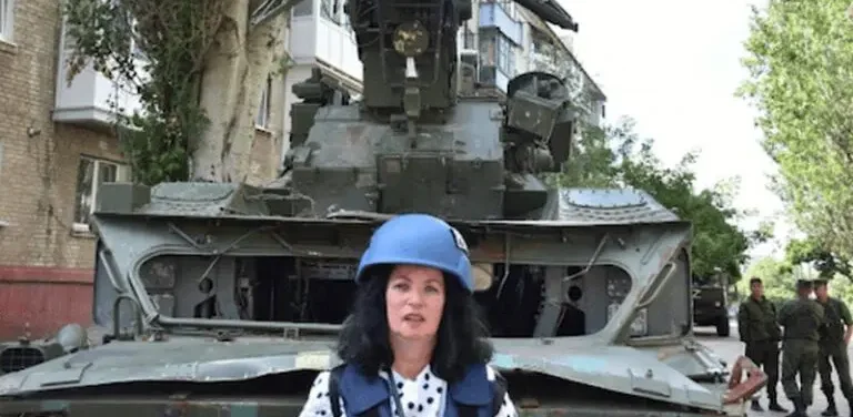 In the picture is journalist Sonja Van den Ende in front of a tank in the city of Lysychansk in Luhansk (LPR). Photo: Sonja Van den Ende.
