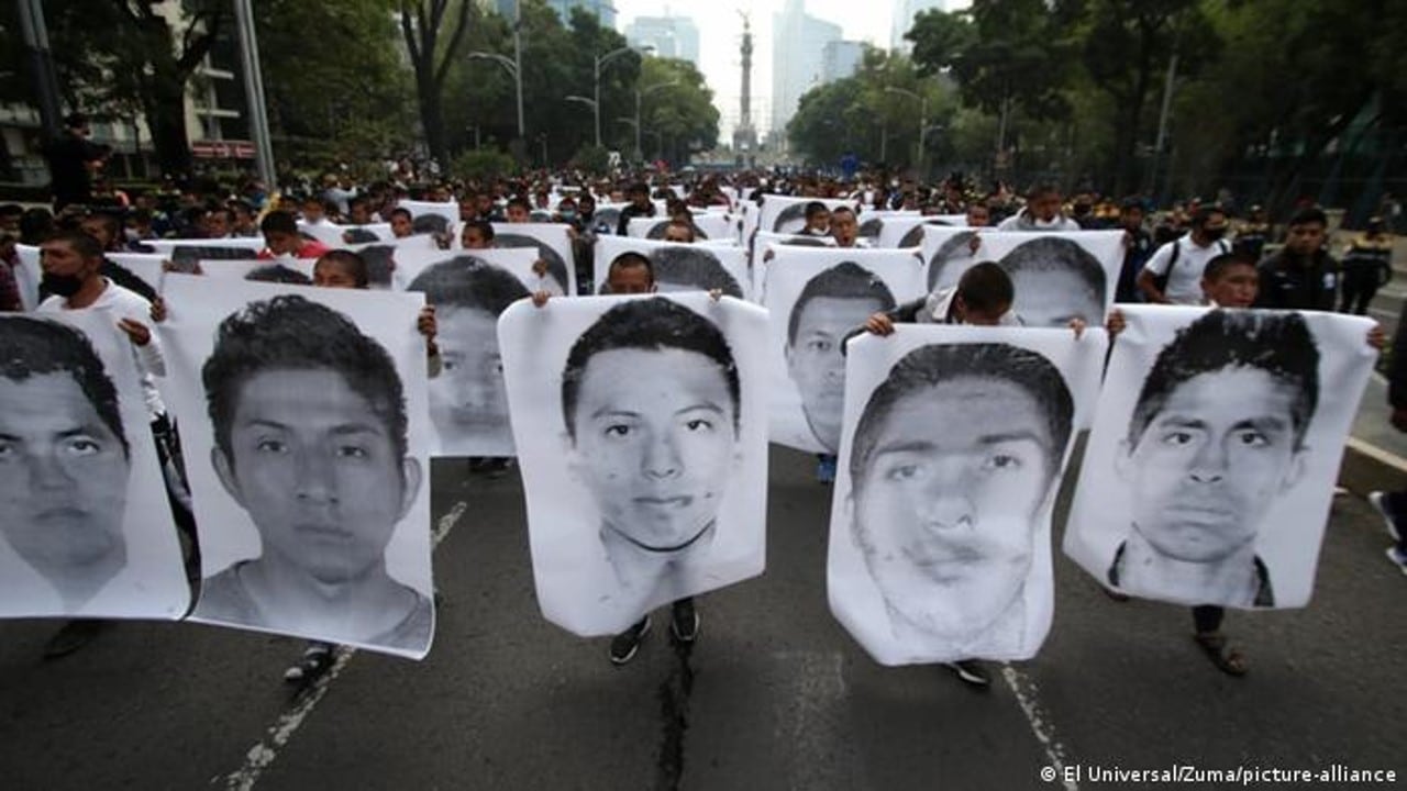 Demonstration with protesters holding human size portraits of each of the Ayotzinapa victims, at Paseo de la Reforma in Mexico City. Photo: El Universal/Zuma/Picture Alliance.