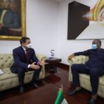 Venezuelan Foreign Affairs Minister Carlos Faría (left) speaks with his Nigerian counterpart Geoffrey Onyeama (right), at the headquarters of the Venezuelan Foreign Affairs Ministry in Caracas. Photo: Foreign Affairs Ministry of Venezuela.