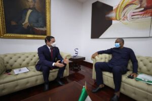 Venezuelan Foreign Affairs Minister Carlos Faría (left) speaks with his Nigerian counterpart Geoffrey Onyeama (right), at the headquarters of the Venezuelan Foreign Affairs Ministry in Caracas. Photo: Foreign Affairs Ministry of Venezuela.
