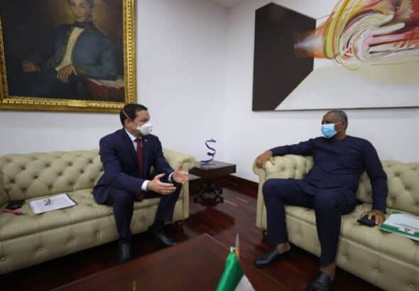 Venezuelan Foreign Affairs Minister Carlos Faría (left) speaks with his Nigerian counterpart Geoffrey Onyeama (right), at the headquarters of the Venezuelan Foreign Affairs Ministry in Caracas. Photo: Foreign Affairs Ministry of Venezuela.