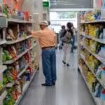 Shoppers in a Venezuelan supermarket. Photo: AFP.