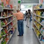 Shoppers in a Venezuelan supermarket. Photo: AFP.