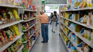 Shoppers in a Venezuelan supermarket. Photo: AFP.